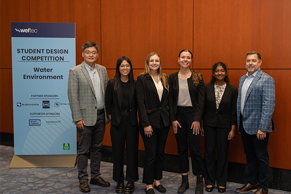 Pictured (l – r): Jason He, Grace Duong, Alexa Wienhoff, Lindsey Feeley, Naomika Raveendran, WEF vice president Paul Schuler